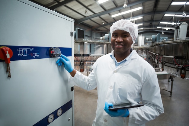 Engenheiro de fábrica, operando a máquina na fábrica