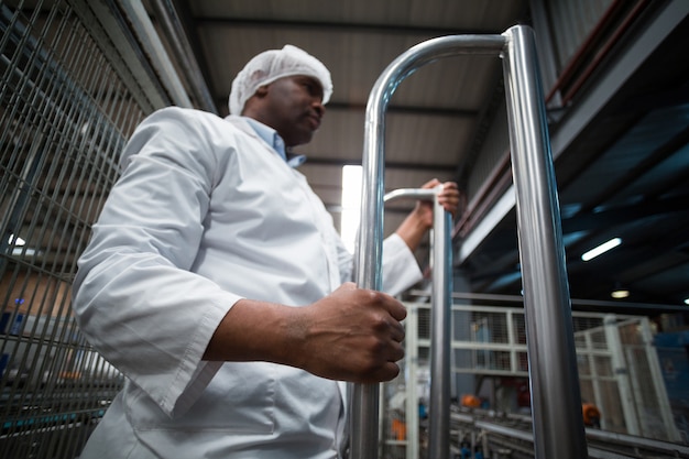 Foto engenheiro de fábrica que monitora a linha de produção