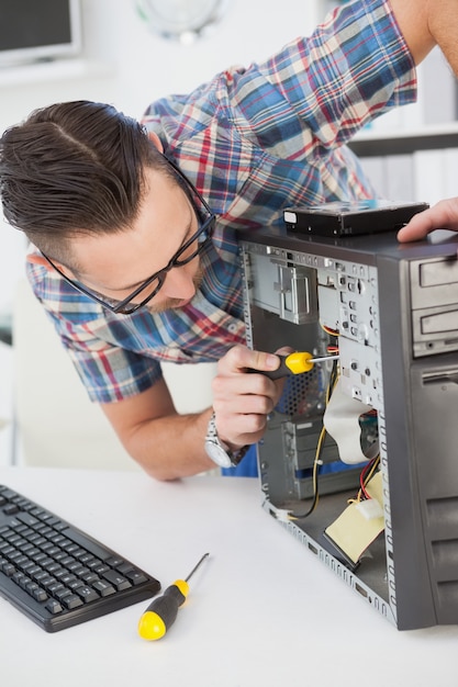 Engenheiro de informática trabalhando no console quebrado