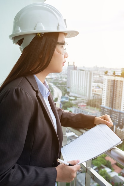 Engenheiro de mulher Ásia retrato trabalhando no canteiro de obras