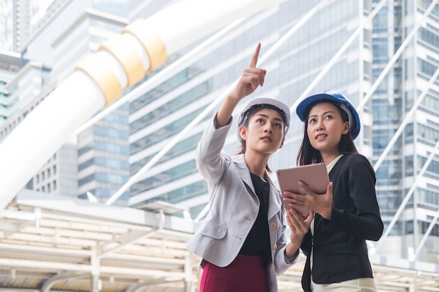 Engenheiro de mulheres da Ásia e gerente de construção de negócios de mulheres Foreman trabalhando no estaleiro.