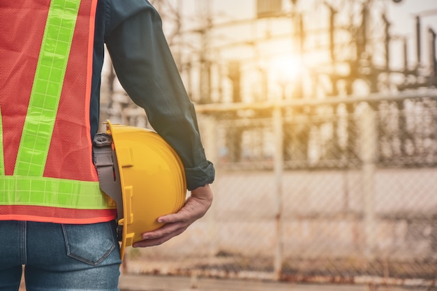 Engenheiro de mulheres segurando empresas industriais de fábrica de capacete capacete