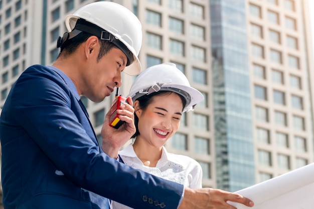 Engenheiro de negócios considerável de mulher gerente sorrindo e falando sobre o sucesso do trabalho com os parceiros.