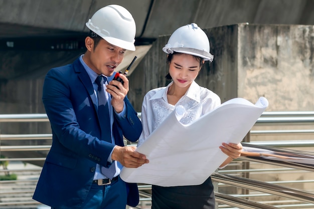 Engenheiro de negócios considerável de mulher gerente sorrindo e falando sobre o sucesso do trabalho com os parceiros.