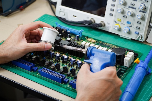 Engenheiro de operação Reparar soldando a placa de circuito do dispositivo eletrônico na mesa