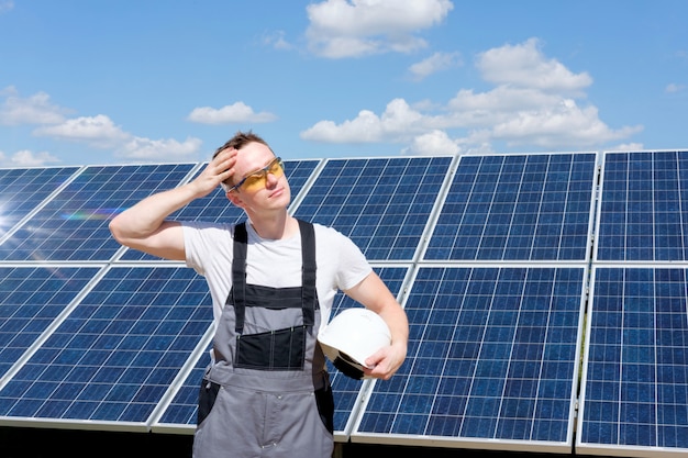 Engenheiro de painéis solares com barril branco