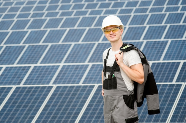 Foto engenheiro de painéis solares em barril branco