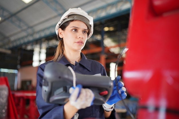 Engenheiro de robótica trabalhando na manutenção do braço robótico moderno no armazém da fábrica Business technoloy