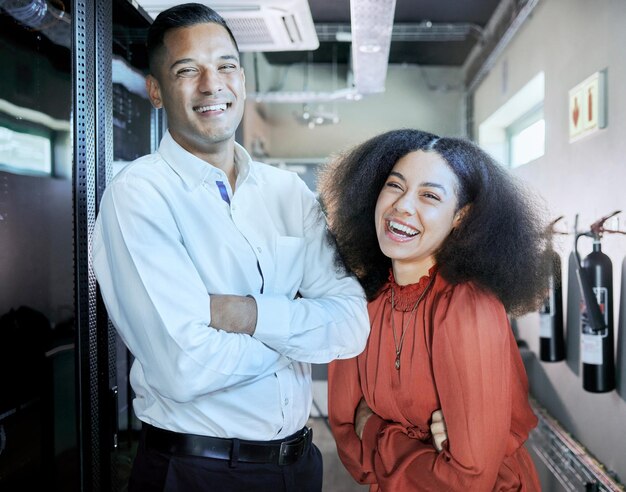 Engenheiro de segurança cibernética e equipe feliz juntos em uma sala de servidores ou data center para manutenção de computação em nuvem ou sistema de tecnologia da informação Homem de TI e mulher negra felizes com o trabalho em equipe