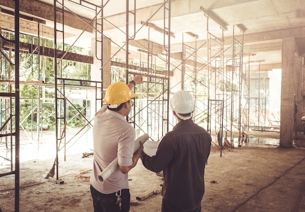 Foto engenheiro de site de construção de homem dois negócios, efeito