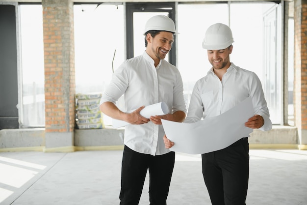 Foto engenheiro de site de construção de homem dois negócios