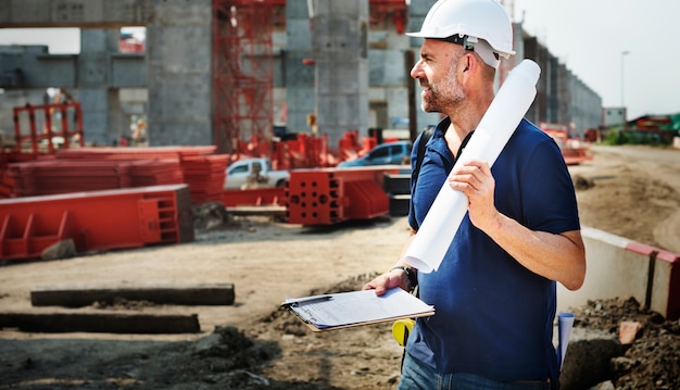 Engenheiro de site em um canteiro de obras