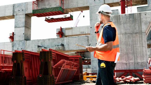 Engenheiro de site em um canteiro de obras