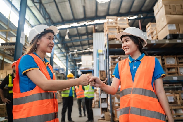 Engenheiro de trabalho em equipe profissional de logística e transporte negócios de transporte trabalho industrial bem sucedido bom trabalho homens de serviço na workxa