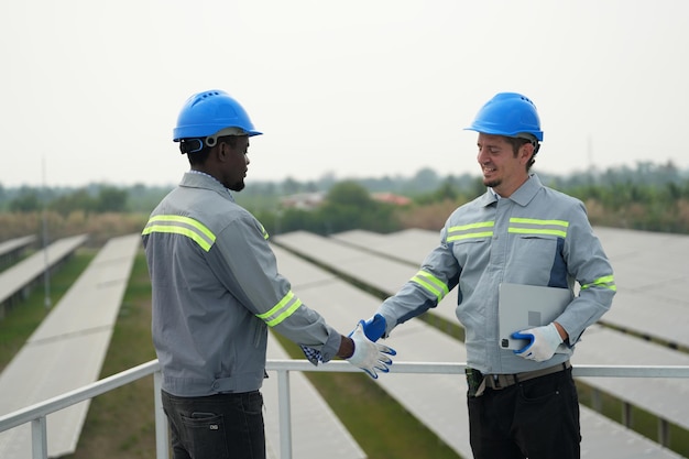 Engenheiro de usina de energia solar examinando solução elétrica de manutenção de técnico de painéis fotovoltaicos