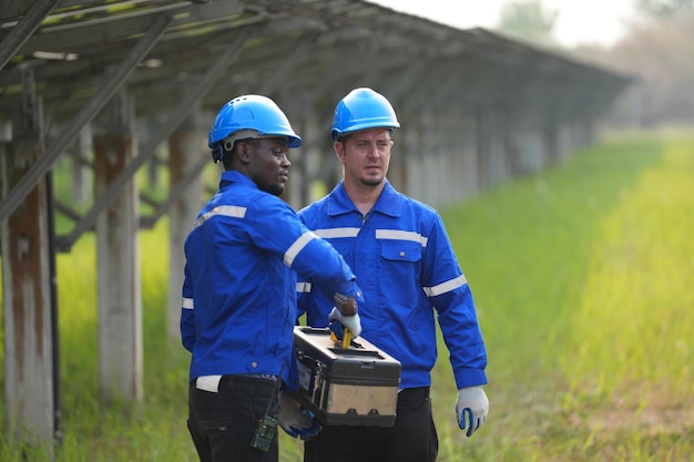 Engenheiro de usina de energia solar examinando solução elétrica de manutenção de técnico de painéis fotovoltaicos