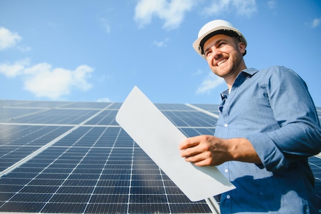 Foto engenheiro de usina solar em um fundo de painéis fotovoltaicos ciência energia solar