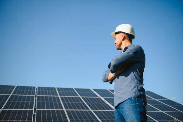 Engenheiro de usina solar em um fundo de painéis fotovoltaicos Ciência energia solar