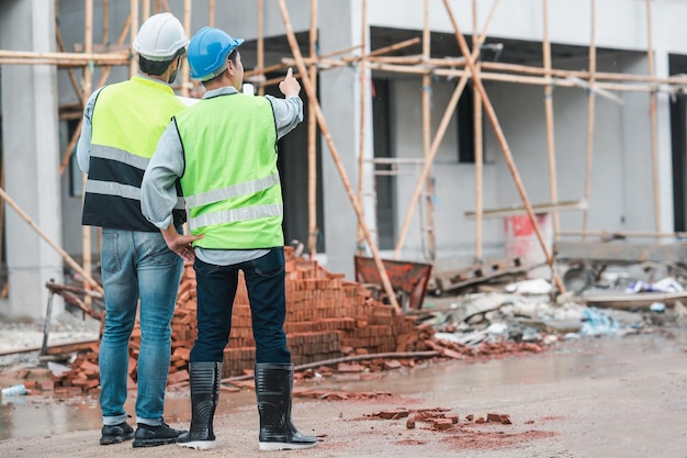 Engenheiro discutindo com o capataz no canteiro de obras