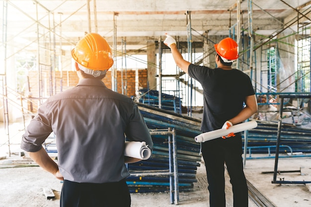 Engenheiro, discutir, com, contramestre, sobre, projeto, em, local construção