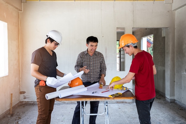 Engenheiro, e, arquiteta, discutir, com, capataz, sobre, projeto, em, local construção