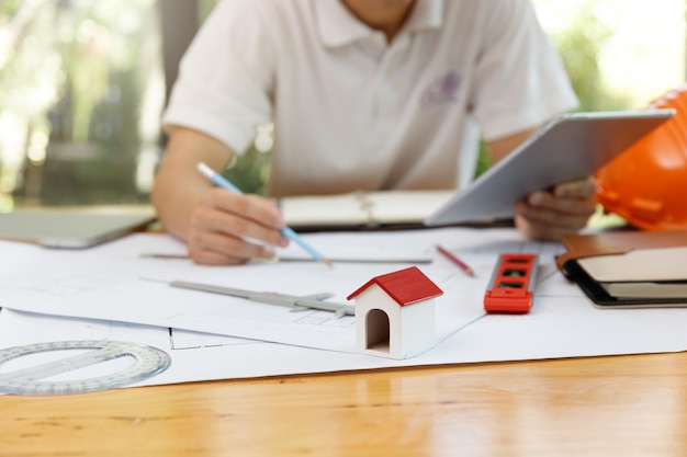 Engenheiro e arquiteto conceito, engenheiro arquitetos e designer de interiores, trabalhando com plantas