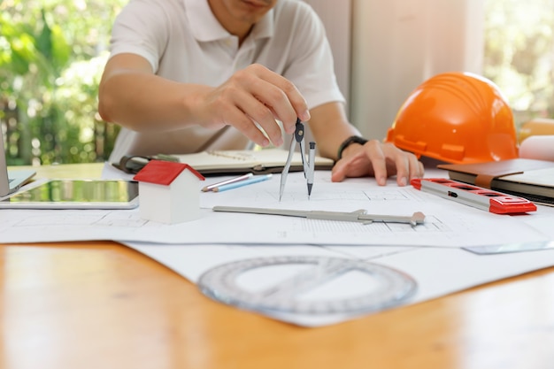 Engenheiro e arquiteto conceito, engenheiro arquitetos e equipe de escritório designer de interiores, trabalhando com plantas