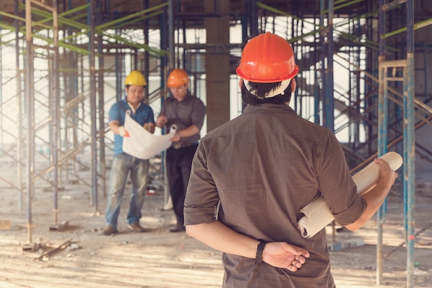 Engenheiro e arquiteto, trabalhando no canteiro de obras.