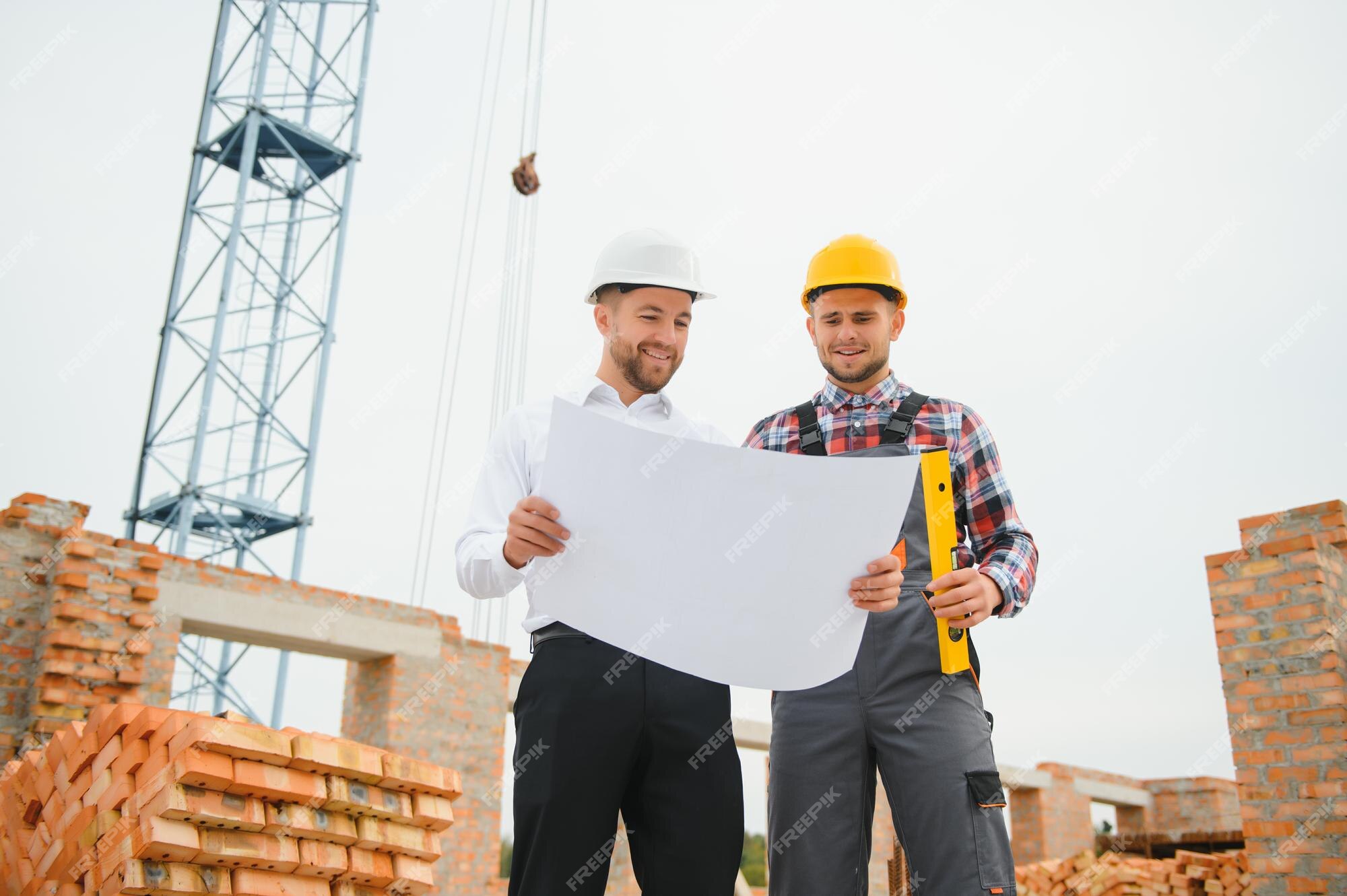 Construtor De Capacete Na Quebra De Café No Canteiro De Obras Construção Da  Casa De Madeira Americana. Trabalhador Humano Com Capa Foto de Stock -  Imagem de inspetor, ruptura: 277690086