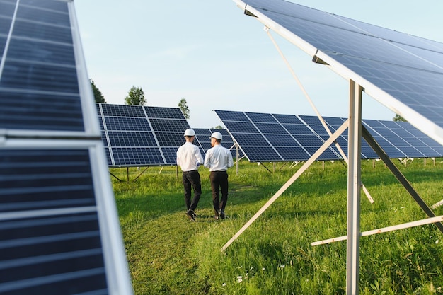 Engenheiro e empresário planejando novo projeto de ecologia em torno do telhado do painel solar