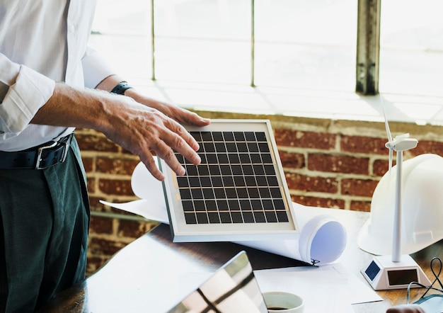 Engenheiro ecológico apresentando projeto de painel solar