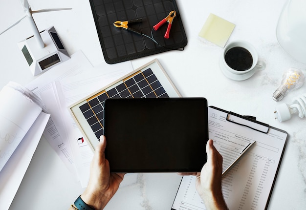 Engenheiro ecológico segurando um tablet