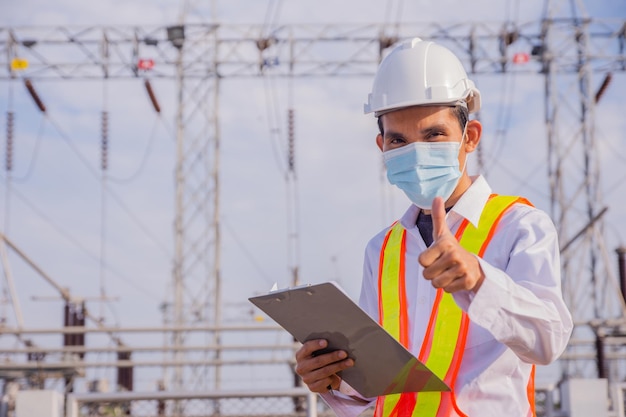 Engenheiro eletricista asiático em pé na usina elétrica de fábrica Retrato conceito de engenheiro eletricista