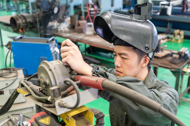 Engenheiro eletricista, trabalhando com uma máquina de robô