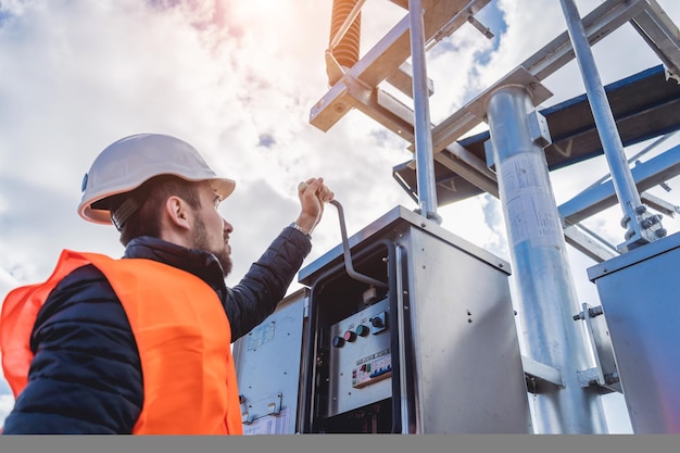 Engenheiro eletricista verifica o processo de construção da subestação