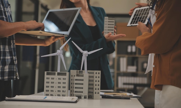 Engenheiro elétrico com empresário discutindo nova instalação de painel de células solares no telhado do edifício conceito de energia alternativa.