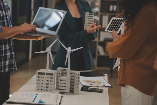 Foto engenheiro elétrico com um empresário discutindo o novo projeto de instalação de painéis de células solares no telhado do edifício conceito de energia alternativa