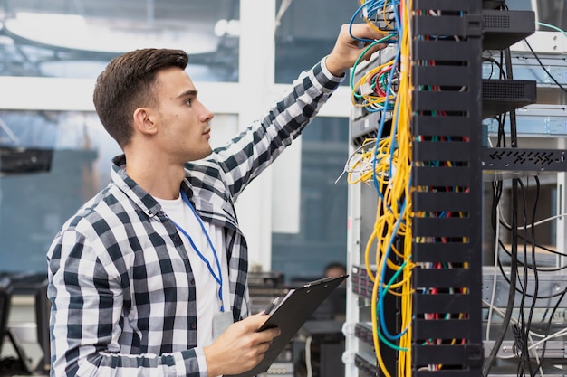 Foto engenheiro elétrico jovem e cabos