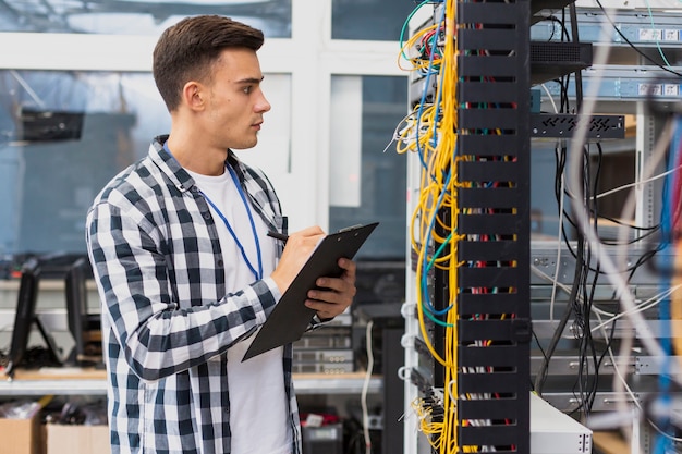 Engenheiro elétrico olhando para o interruptor de rede