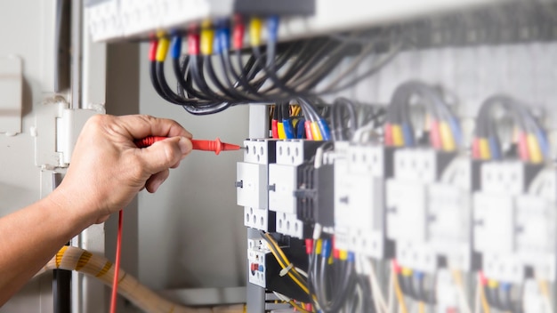 Engenheiro elétrico verificando a operação do conceito de manutenção do gabinete de controle elétrico