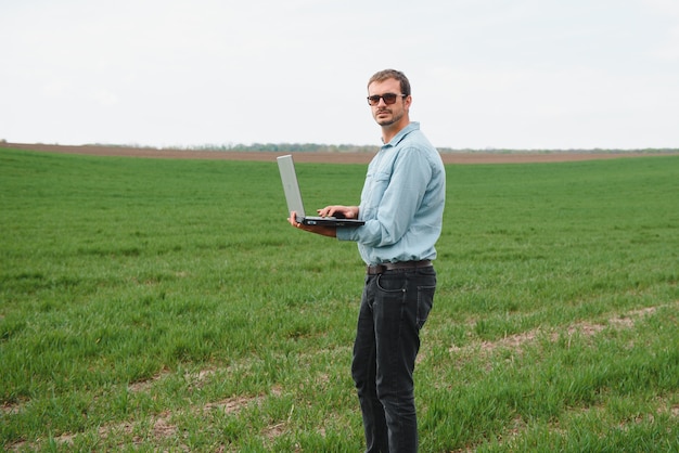 Engenheiro em campo com um laptop