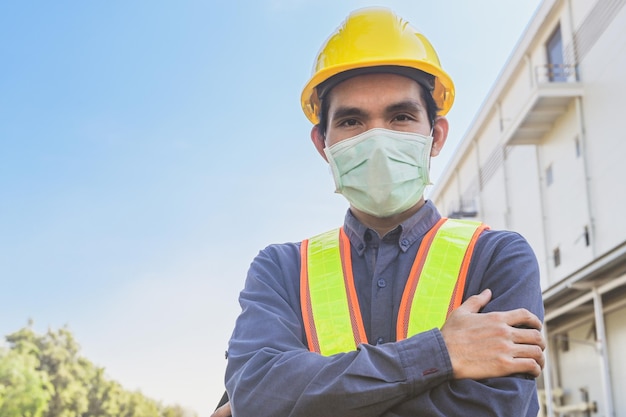 Engenheiro em pé, plano de fundo da planta da fábrica, instalação de manutenção de manufatura do local de trabalho do técnico