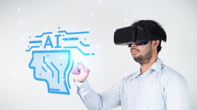 Engenheiro em tecnologia industrial inspecionando protótipos projetados com ferramenta de realidade virtual e protótipos holográficos de inteligência artificial para rapidez e precisão