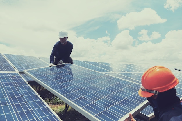 Engenheiro equipe trabalhando no painel solar de substituição em solar