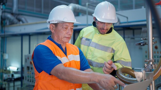 Engenheiro especialista em máquinas de verificação e controlo em fábricas industriais