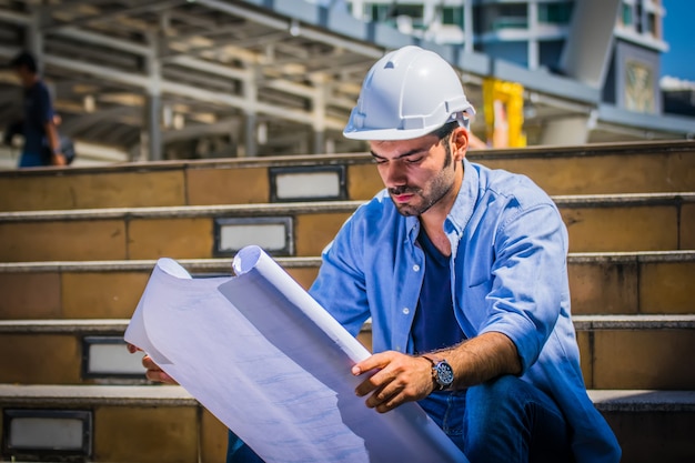 Engenheiro está planejando atividades de trabalho no canteiro de obras