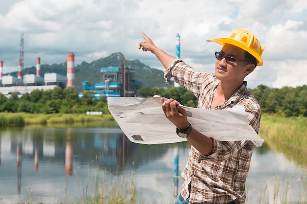 Engenheiro está trabalhando nas minas na usina