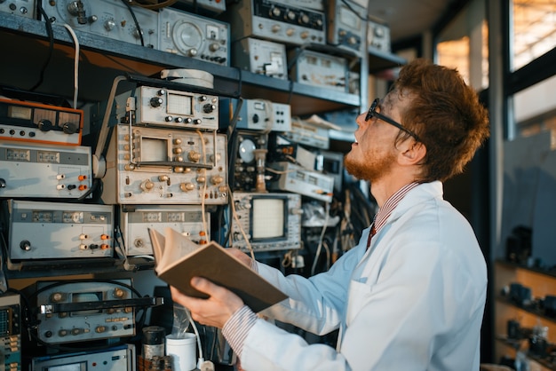 Engenheiro estranho com livro, teste em laboratório.