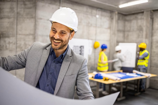 Engenheiro estrutural analisando planos de construção e projeto no canteiro de obras