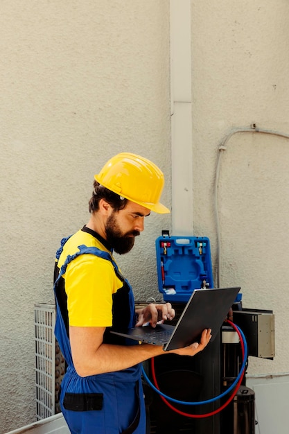 Engenheiro experiente solicitando novos componentes para ar condicionado defeituoso após terminar os reparos. Especialista capaz procurando on-line no laptop para peças de reposição do sistema hvac